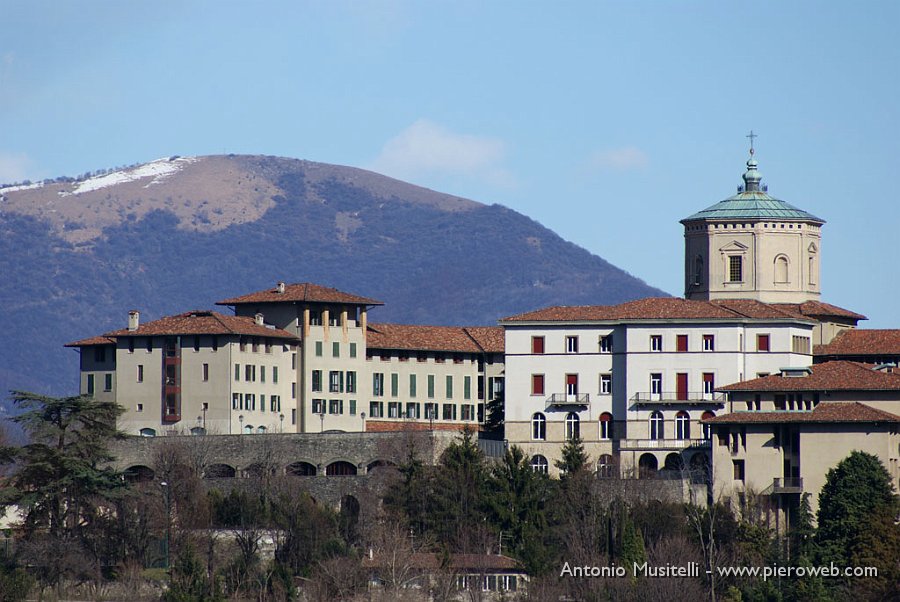 03 Seminario con sfondo del monte Misma.jpg - 03 Seminario con sfondo del monte Misma
